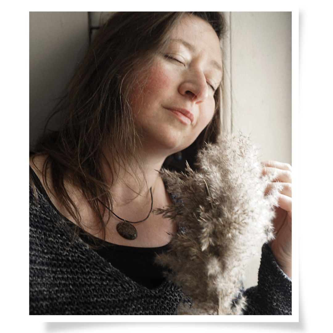 Kennenlern-Shooting im Na.M.photo-Atelier bei Chemnitz, Frau mit geschlossenen Augen und Trockenblumen, warme Stimmung.