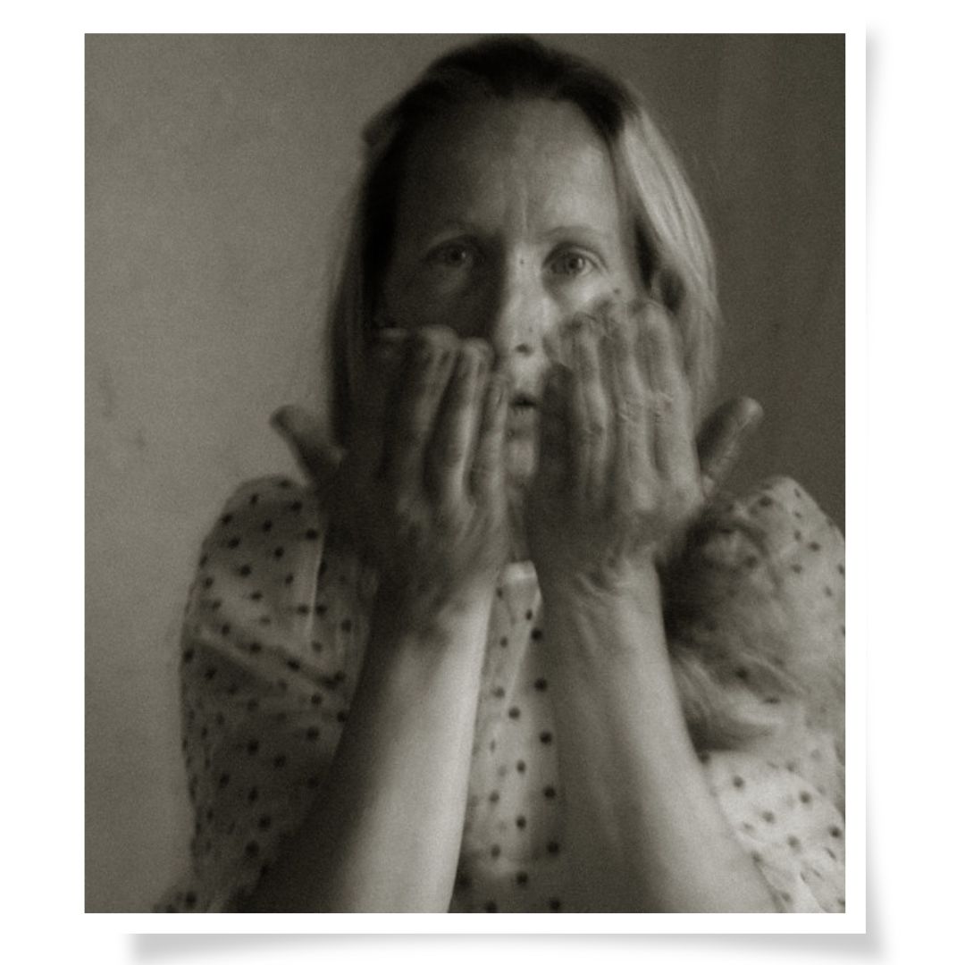 Schwarzweiß-Portrait einer Frau, Hände im Gesicht, Kennenlern-Shooting im Atelier bei Chemnitz.