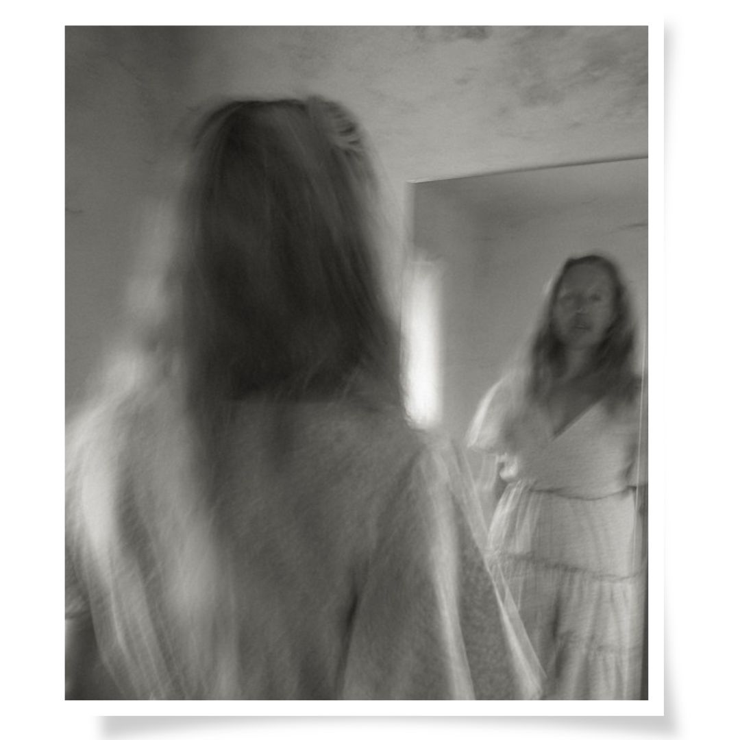 Experimentelles Schwarzweißfoto, Frau von hinten im Spiegel, Kennenlern-Shooting Atelier Na.M.photo bei Chemnitz.