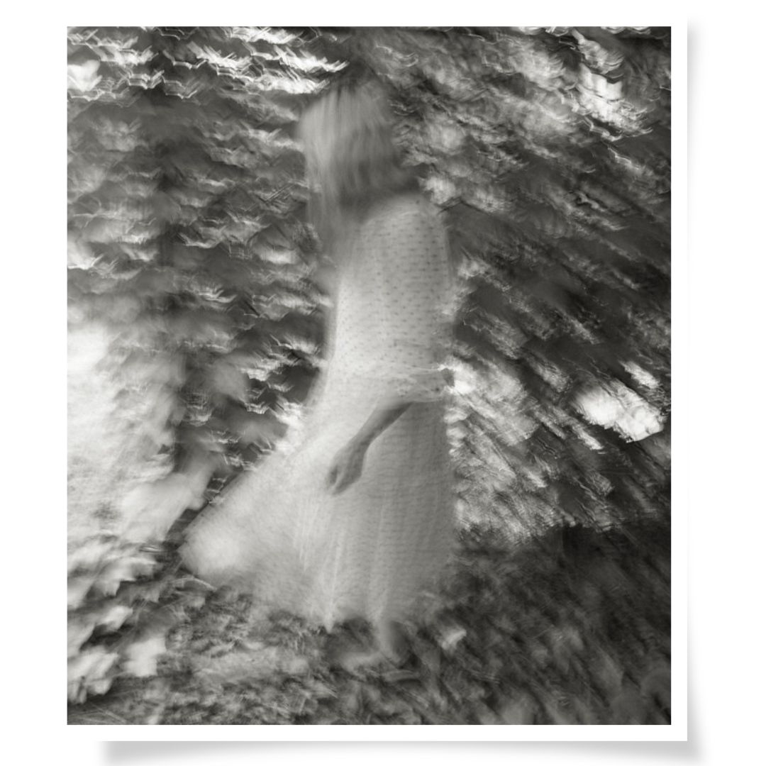 Experimentelles Schwarzweißfoto, Frau von hinten im Spiegel, Kennenlern-Shooting Atelier Na.M.photo bei Chemnitz.