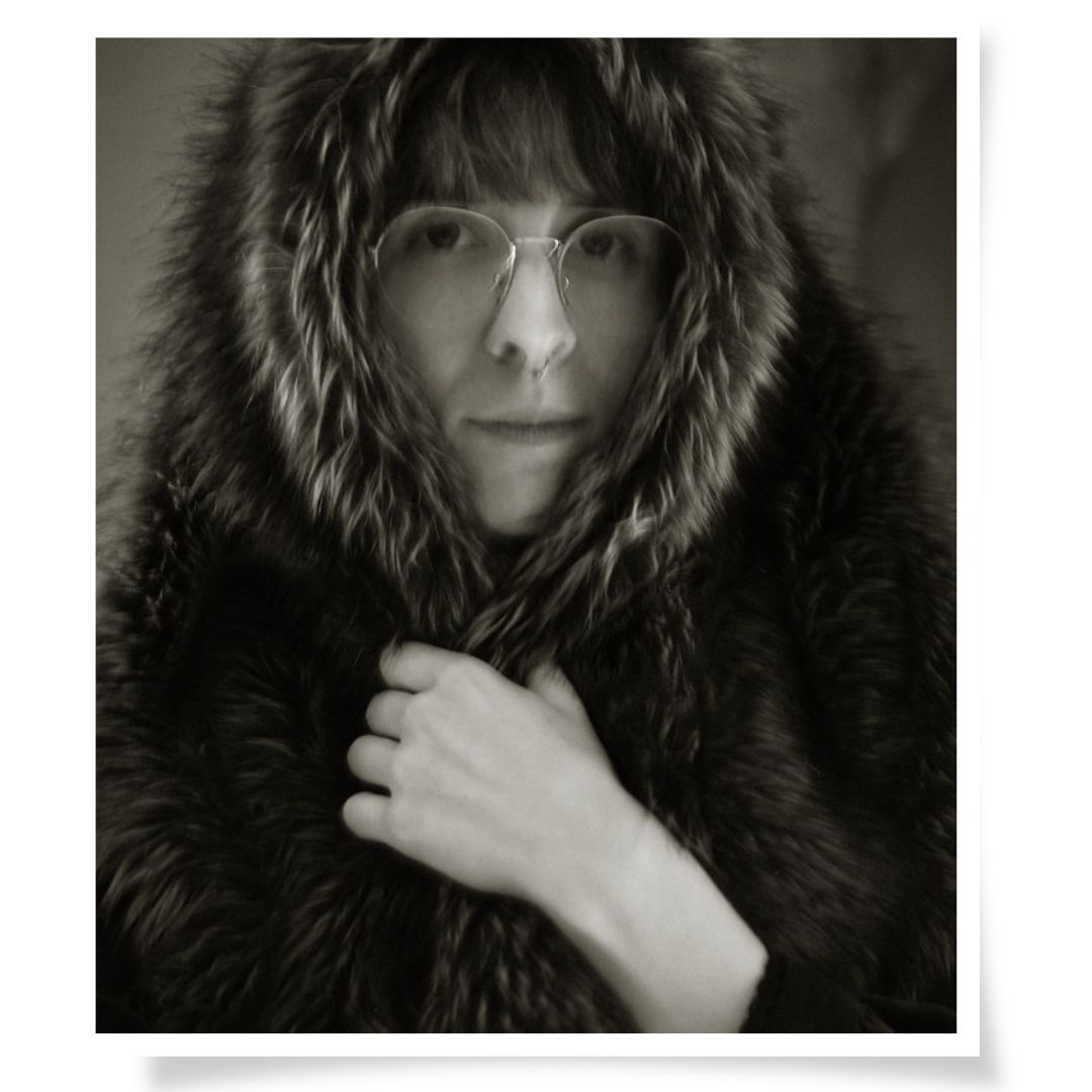 Portrait einer Frau mit Fellkapuze, Schwarzweiß, Kennenlern-Shooting im Na.M.photo-Atelier