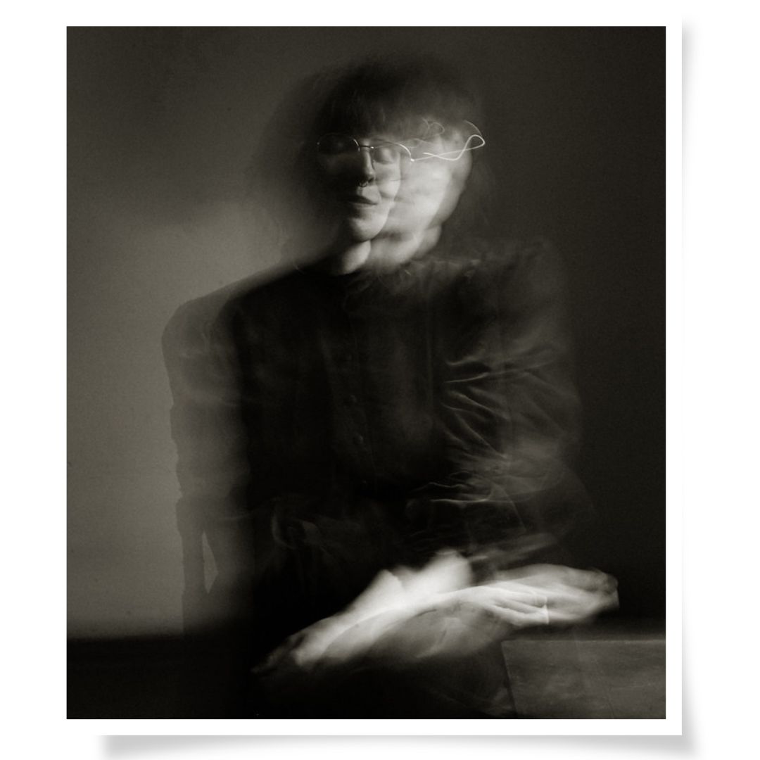 Portrait einer Frau mit Fellkapuze, Schwarzweiß, Kennenlern-Shooting im Na.M.photo-Atelier Chemnitz.