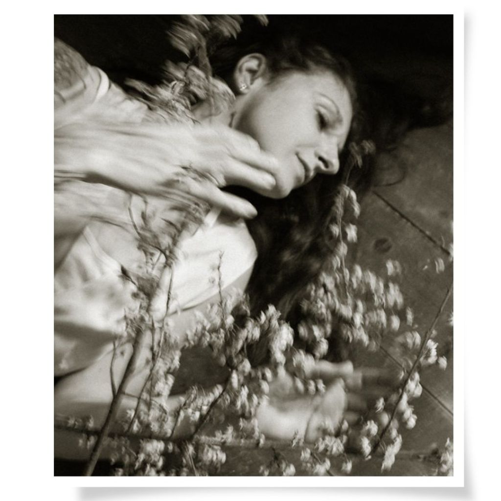 Leises Atelier-Portrait einer Frau mit Kirschblüten, zartes Frühlingslicht in Limbach-Oberfrohna