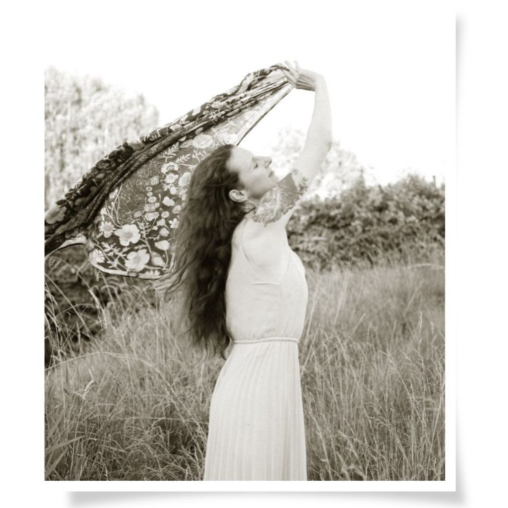 Künstlerisches Portrait einer Frau mit wehender Stoffbahn im Wind, Sommershooting bei Chemnitz
