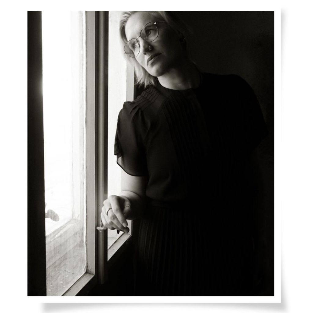 Nachdenkliches Schwarz-Weiß Portrait am Fenster, poetische Fotografie im Atelier Na.M.photo Chemnitz