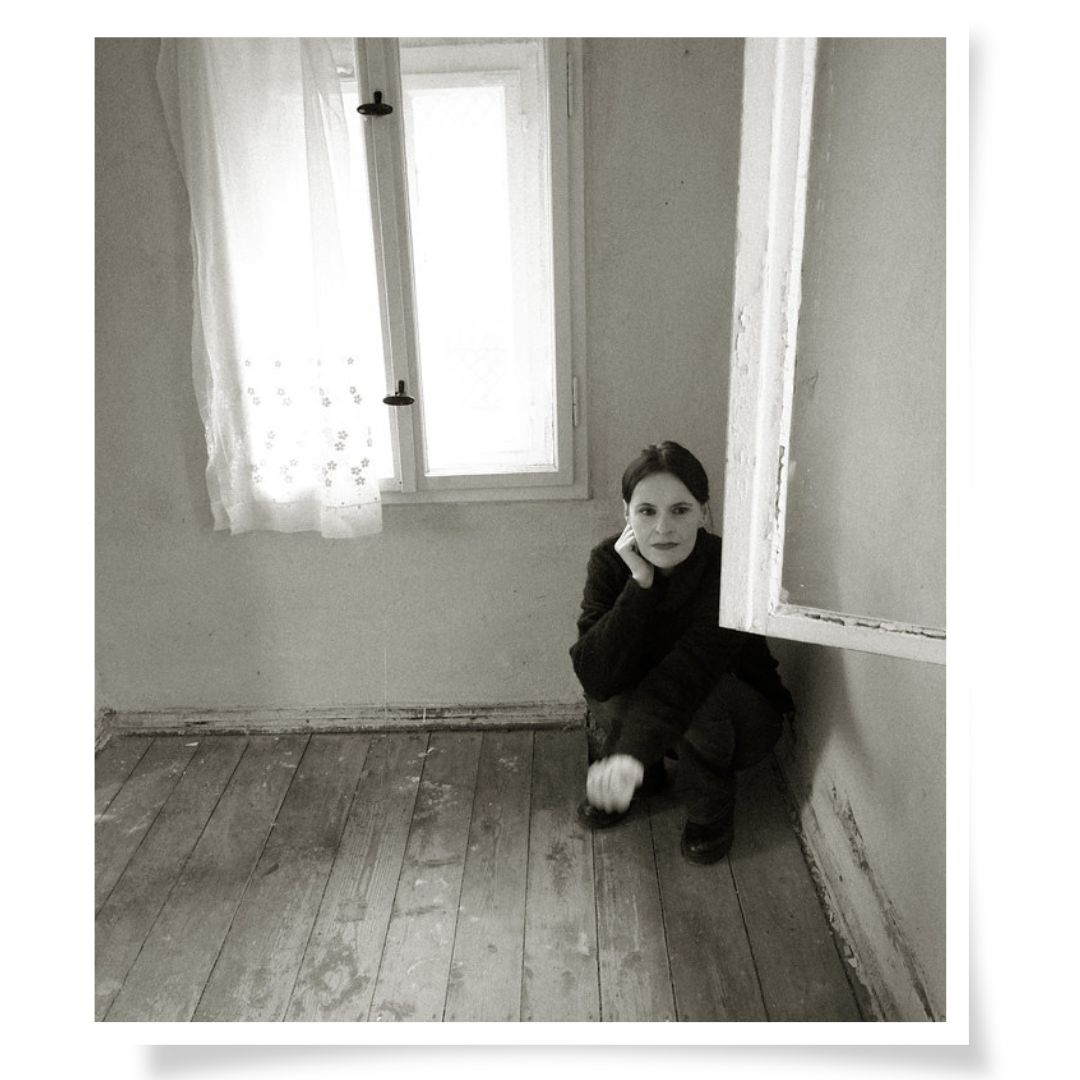 Poetisches Schwarz-Weiß Portrait, Frau sitzend am Boden, Atelierfotografie Sachsen