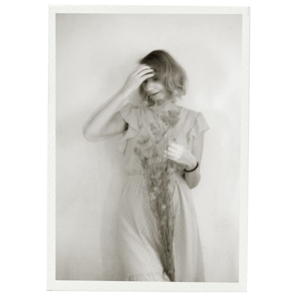 Experimentelles Portrait im Na.M.photo-Atelier bei Chemnitz, Frau im Kleid, Schwarzweiß, verträumt, kreative Fotografie