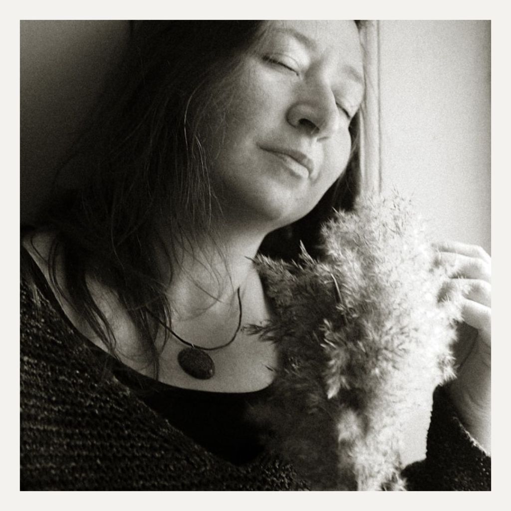 Kennenlern-Shooting im Foto-Atelier bei Chemnitz, Schwarzweiß-Portrait einer Frau, ungekünstelt und ehrlich.