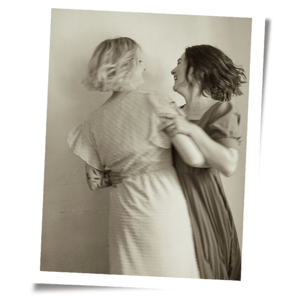 LGBTQ-Paarshooting im Atelier, zwei Frauen tanzen, poetische Fotografie in Sachsen