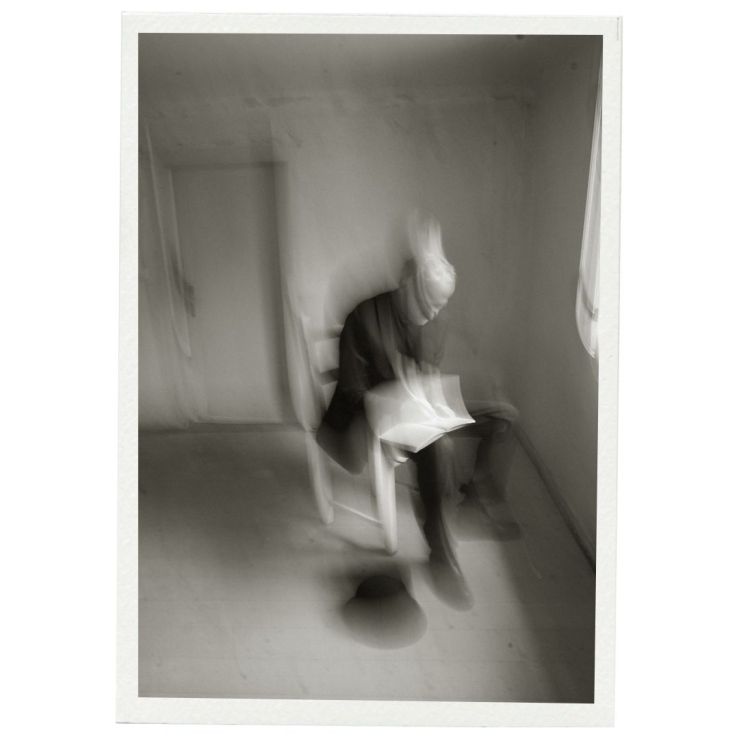 Experimentelle Fotografie mit Unschärfe, Atelier bei Chemnitz, Person auf Stuhl, abstraktes Schwarzweiß-Portrait.