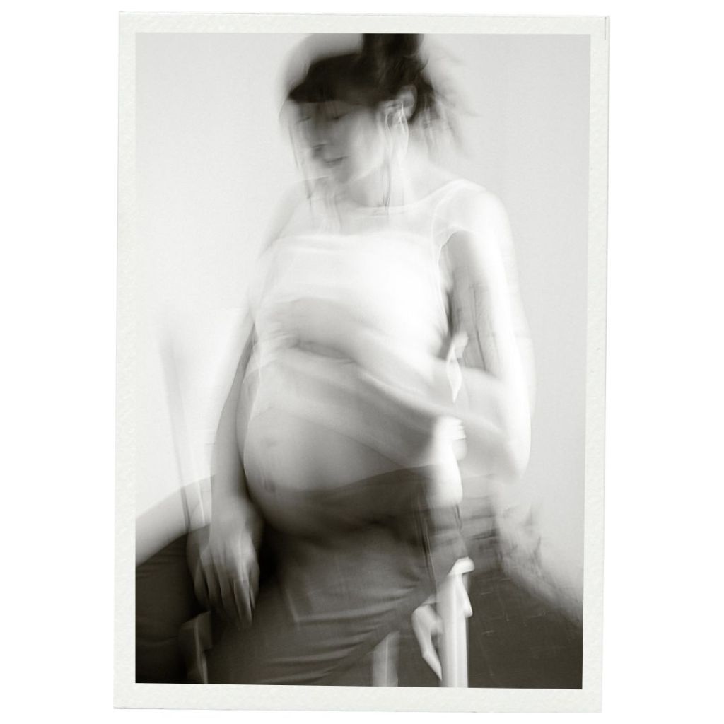 Experimentelles Babybauch-Shooting im Atelier bei Chemnitz, Frau in Bewegung, Schwarzweiß, abstrakte Fotografie.