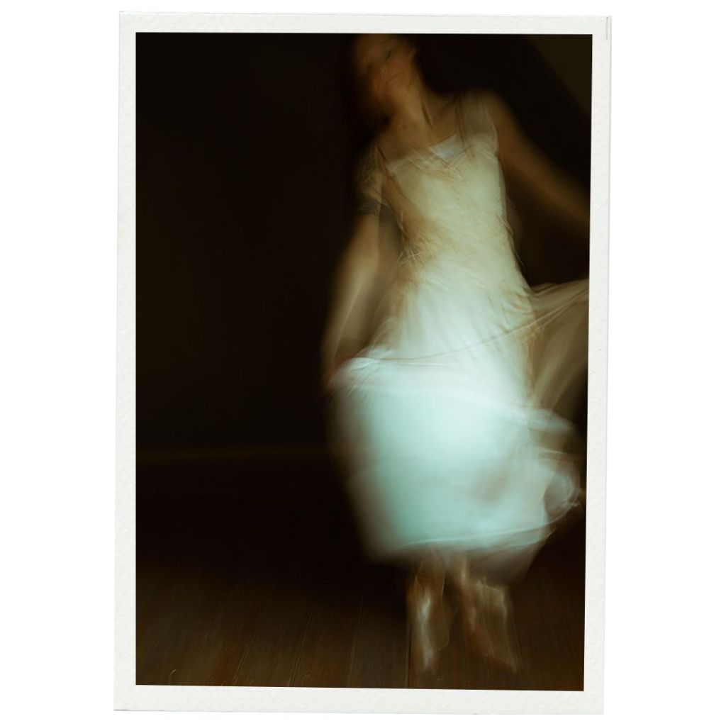 Experimentelles Portrait, Frau im Kleid, Bewegung, Tanz, künstlerisches Shooting im Atelier bei Chemnitz.