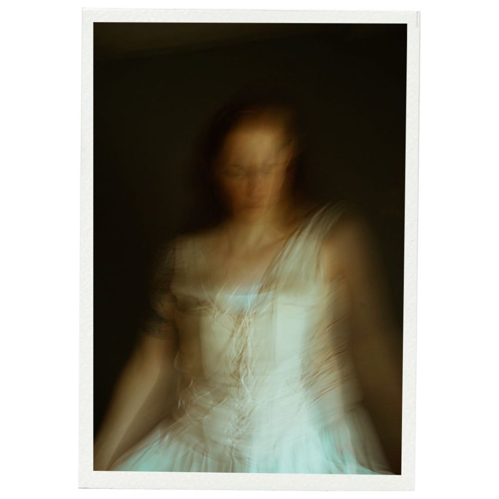 Kreatives Portrait-Shooting, Frau in Kleid, Bewegungsunschärfe, fineart, Atelier Na.M.photo