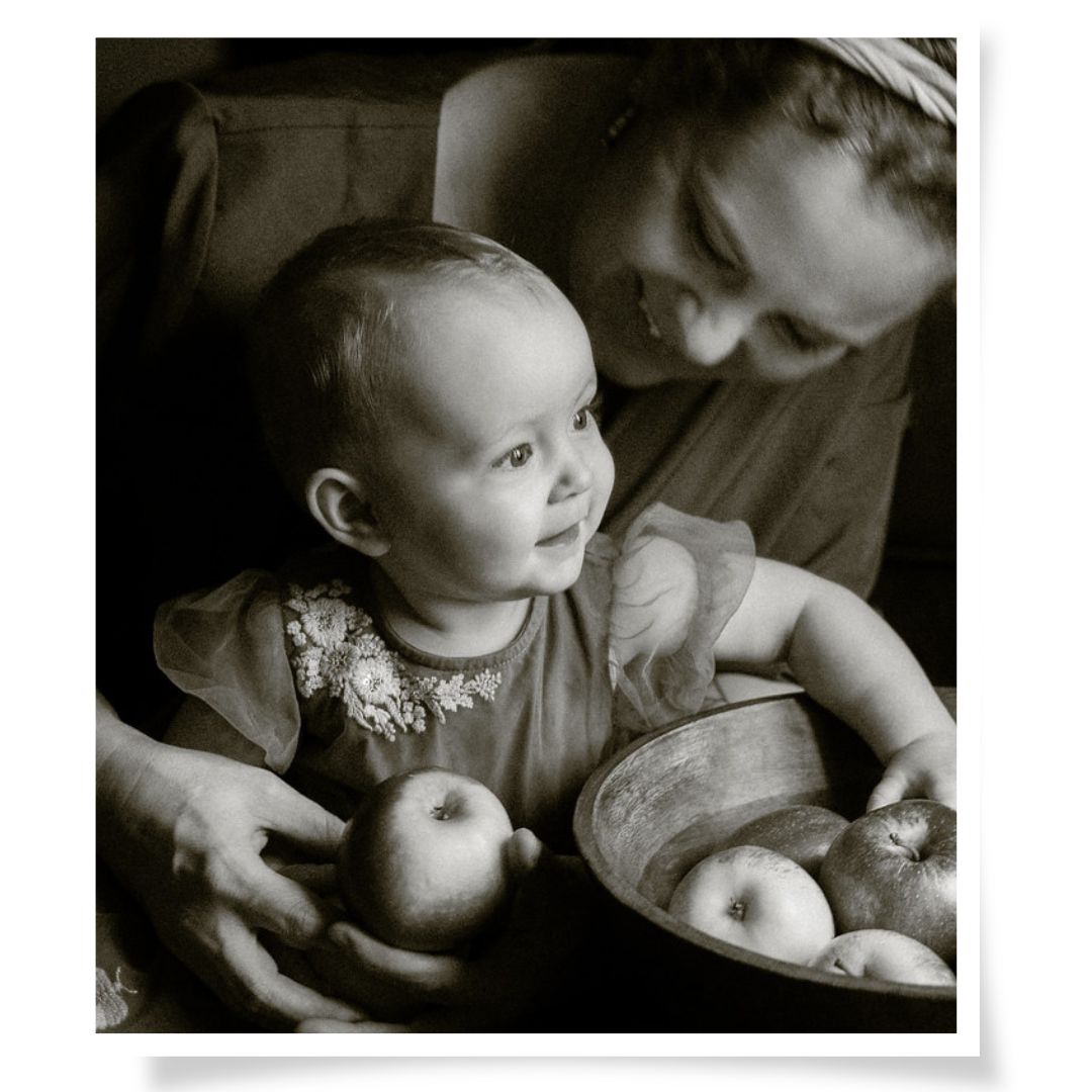 Mutter-Kind-Portrait mit Äpfeln im Arm, warm und innige fineart-Fotografie in Sachsen