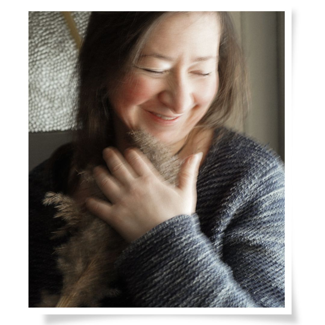 Portrait einer Frau beim Kennenlern-Shooting, lachend, Vintage-Atelier in Limbach-Oberfrohna