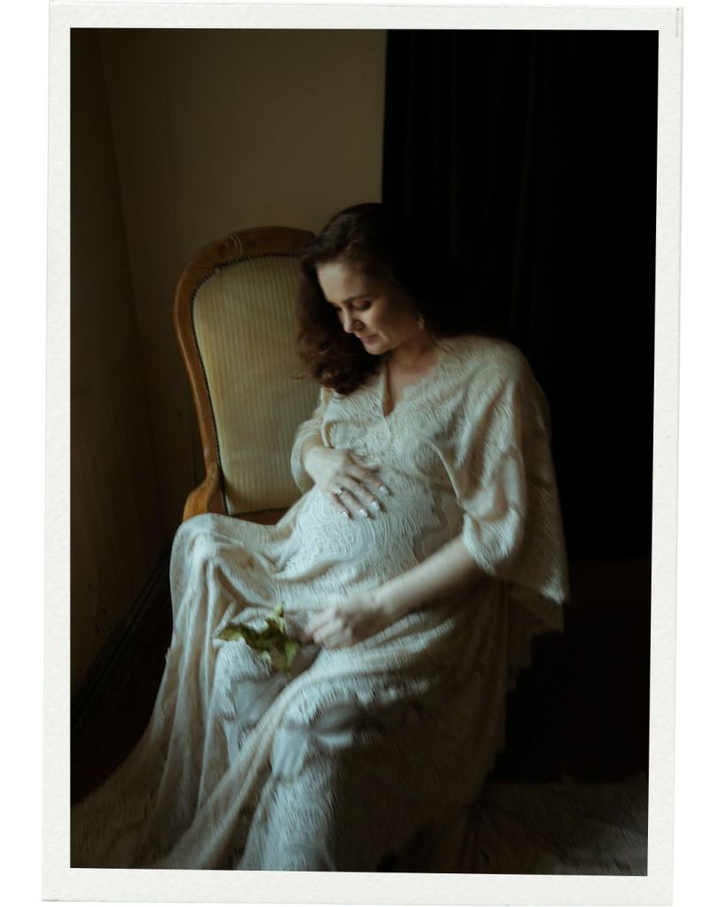 Babybauch-Portrait, Frau im Sessel, ruhige Atmosphäre, Fineart, Vintage-Atelier Limbach-Oberfrohna