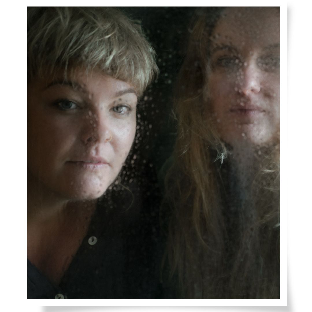 Freundinnenshooting im Na.M.photo Atelier, Portrait mit Glasfläche