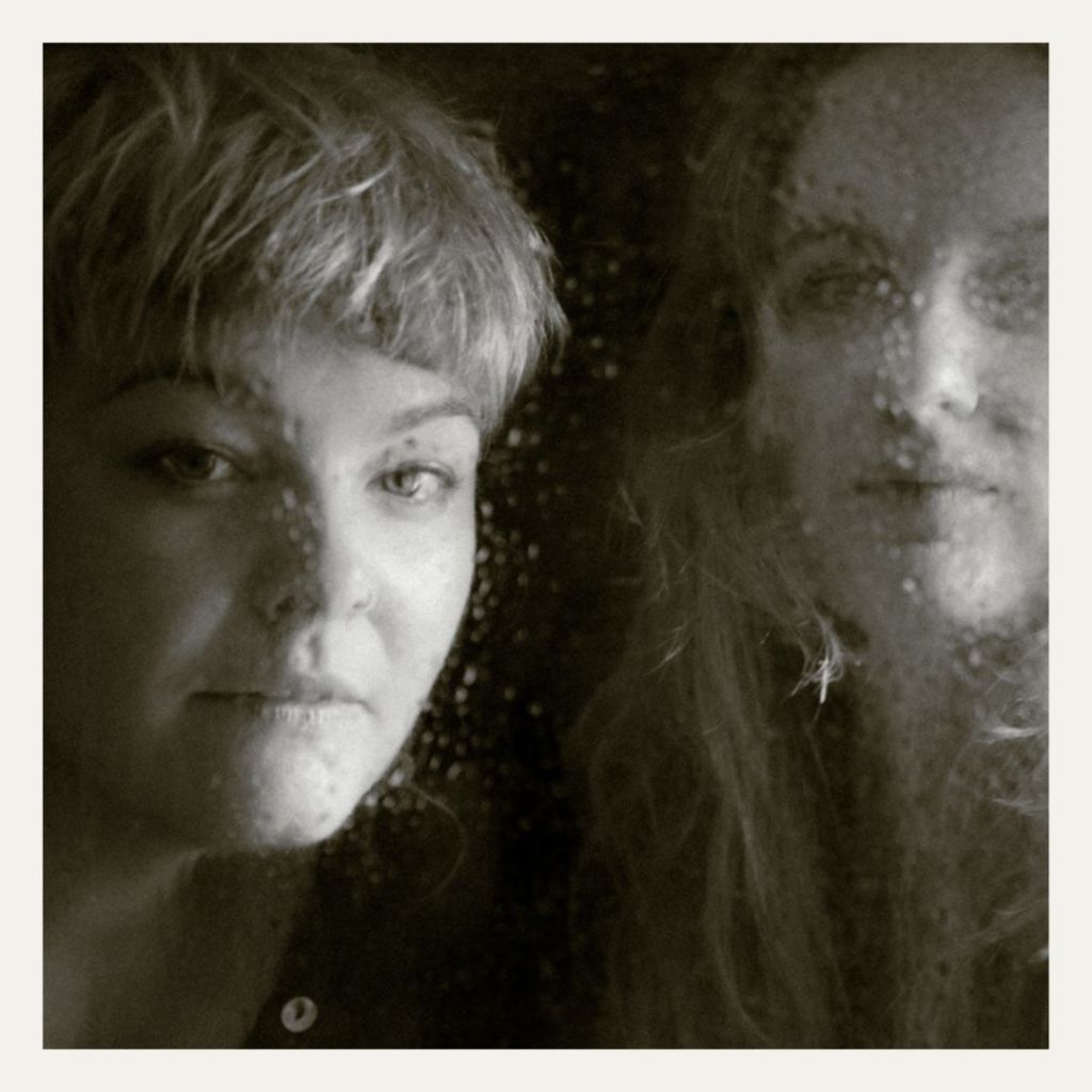 Paar- und Freundschaftsportraits im Atelier bei Chemnitz, zwei Frauen in Schwarzweiß, vertraute Atmosphäre.