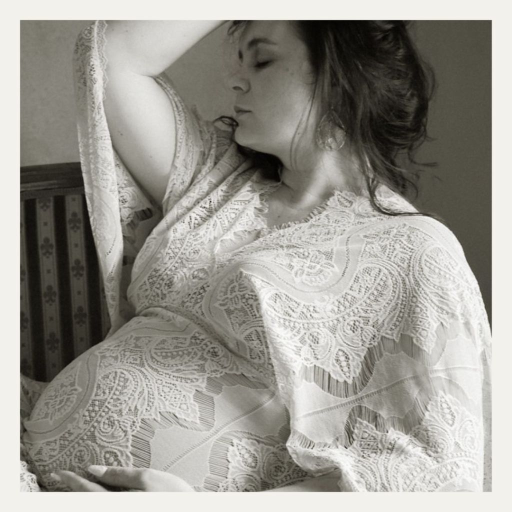 Babybauch-Shooting im Vintage-Atelier in Limbach-Oberfrohna bei Chemnitz, Frau in Spitze, verträumt und zart.