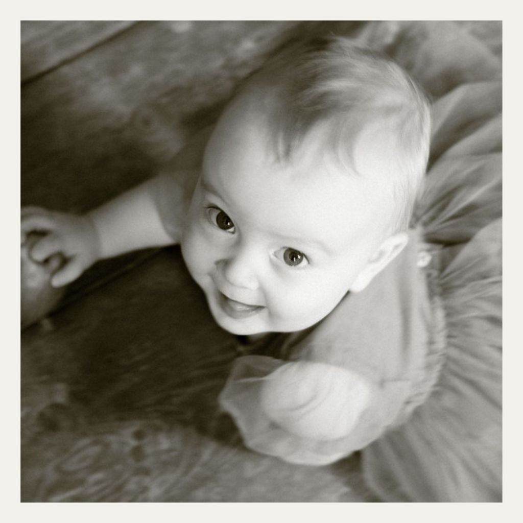 Familien- und Kinderfotografie im Atelier bei Chemnitz, lachendes Baby, natürliche und ungezwungene Szene.