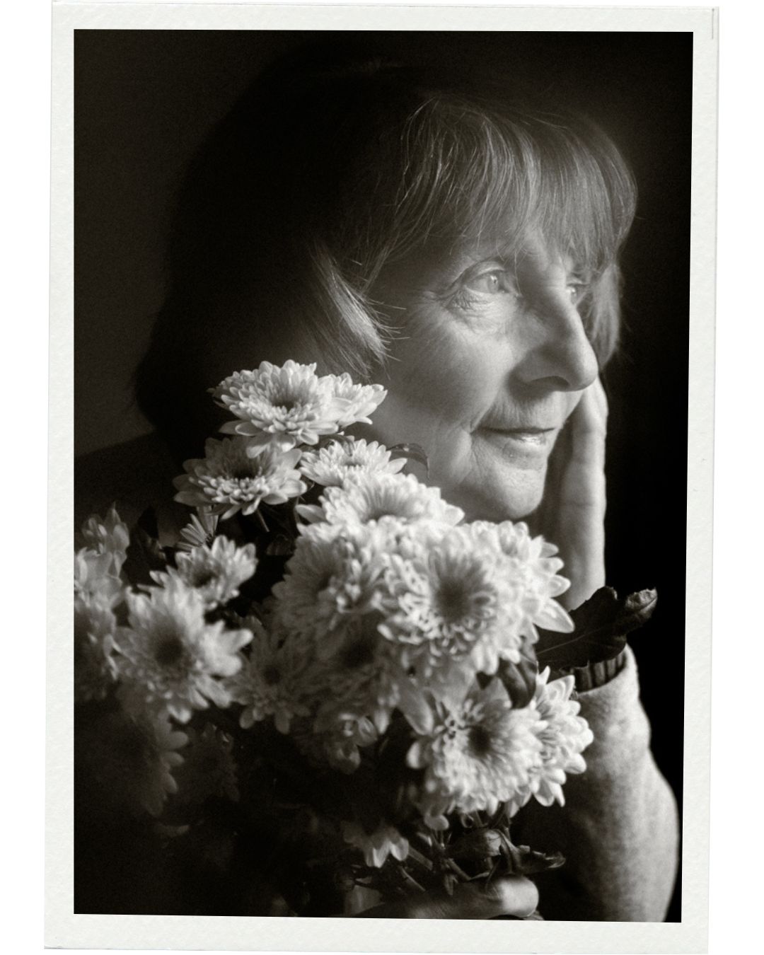 Schwarzweiß-Portrait älterer Frau mit Blumen, ruhige Stimmung, Foto-Atelier bei Chemnitz