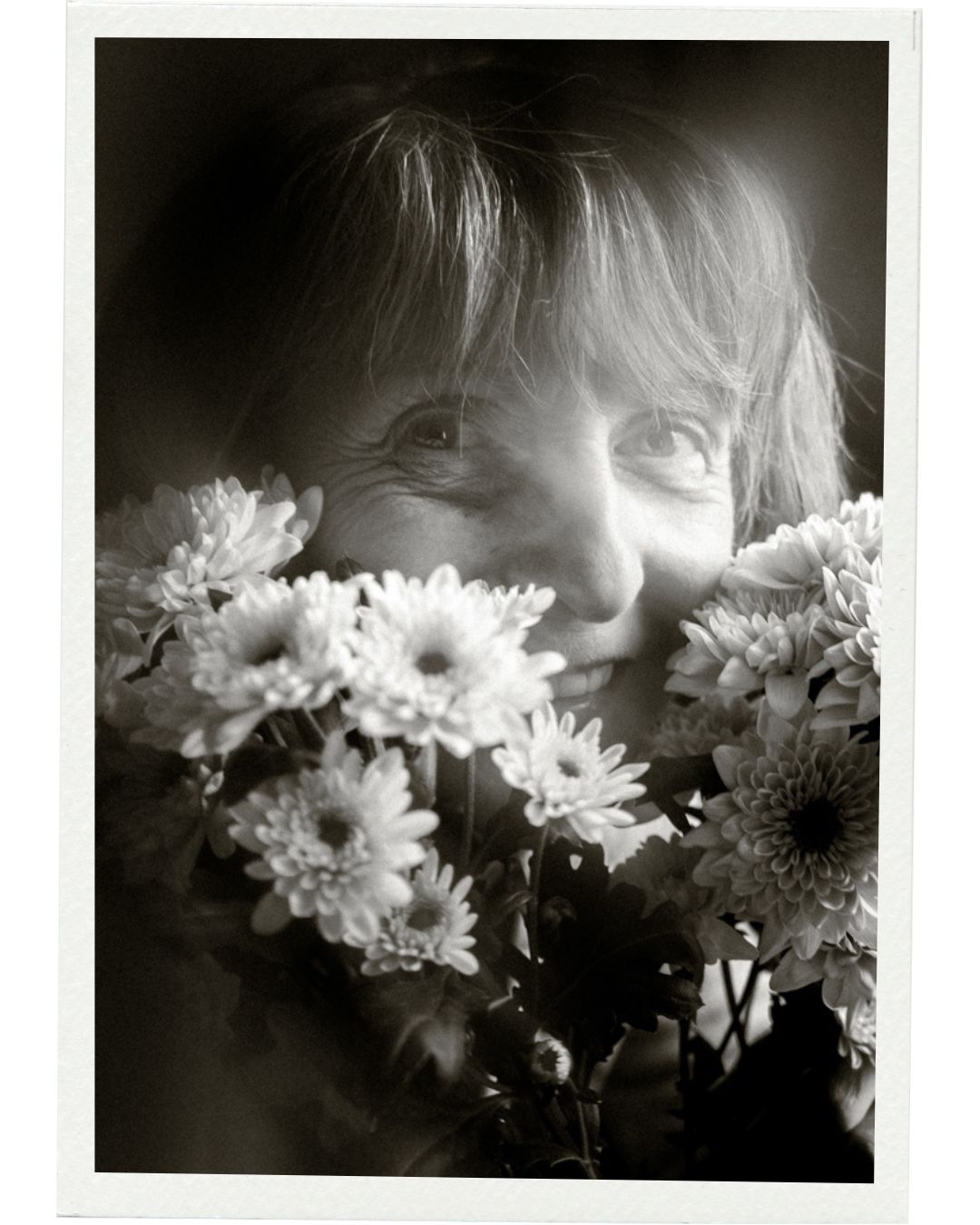 Portraitfotografie im Na.M.photo-Atelier bei Chemnitz, ältere Frau mit Blumen, Schwarzweiß, poetisch