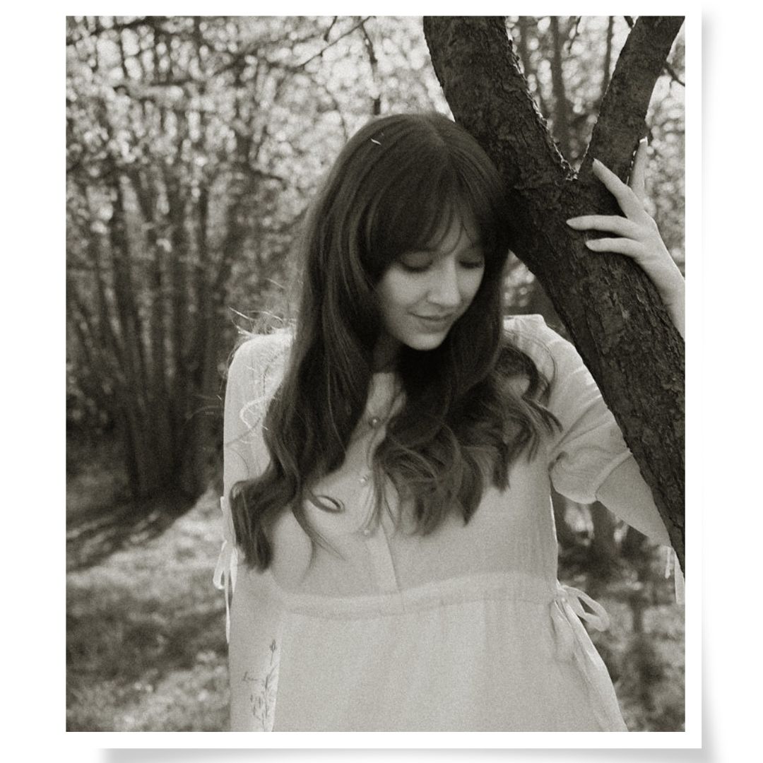 Vintage Portrait, Frau im weißen Kleid am Baumstamm in Limbach-Oberfrohna