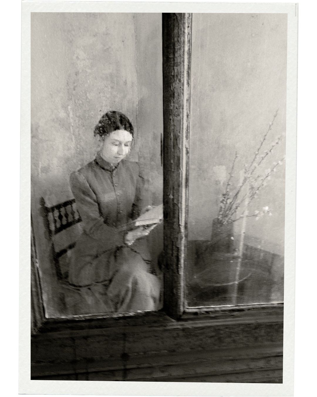 Schwarz-Weiß Portrait von lesender Frau hinter Fenster, poetische Fotografie im Vintage-Atelier Limbach-Oberfrohna