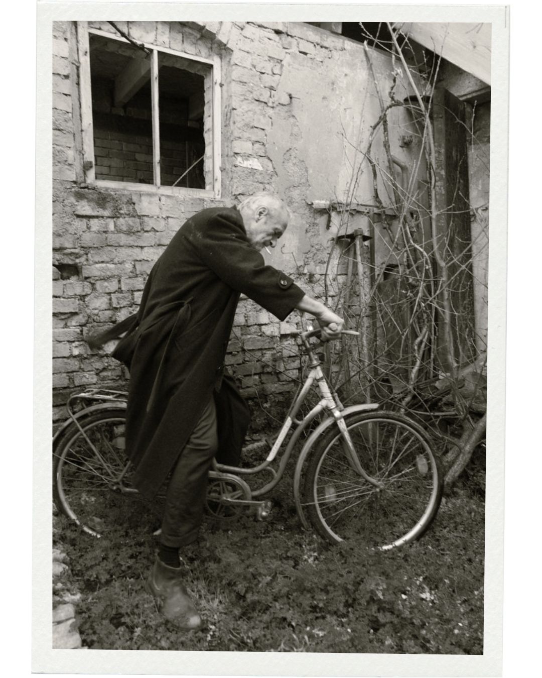Poetisches Männerportrait vor Backsteinwand, Schwarz-Weiß Fotografie Chemnitz