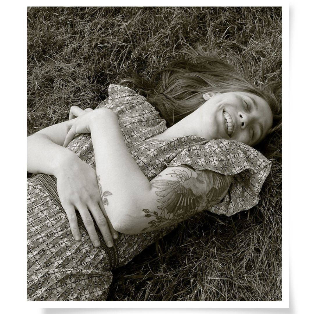 Fine-Art Portrait Frau im Gras, Natur-Shooting Sommerwiese, Na.M.photo Limbach-Oberfrohna bei Chemnitz