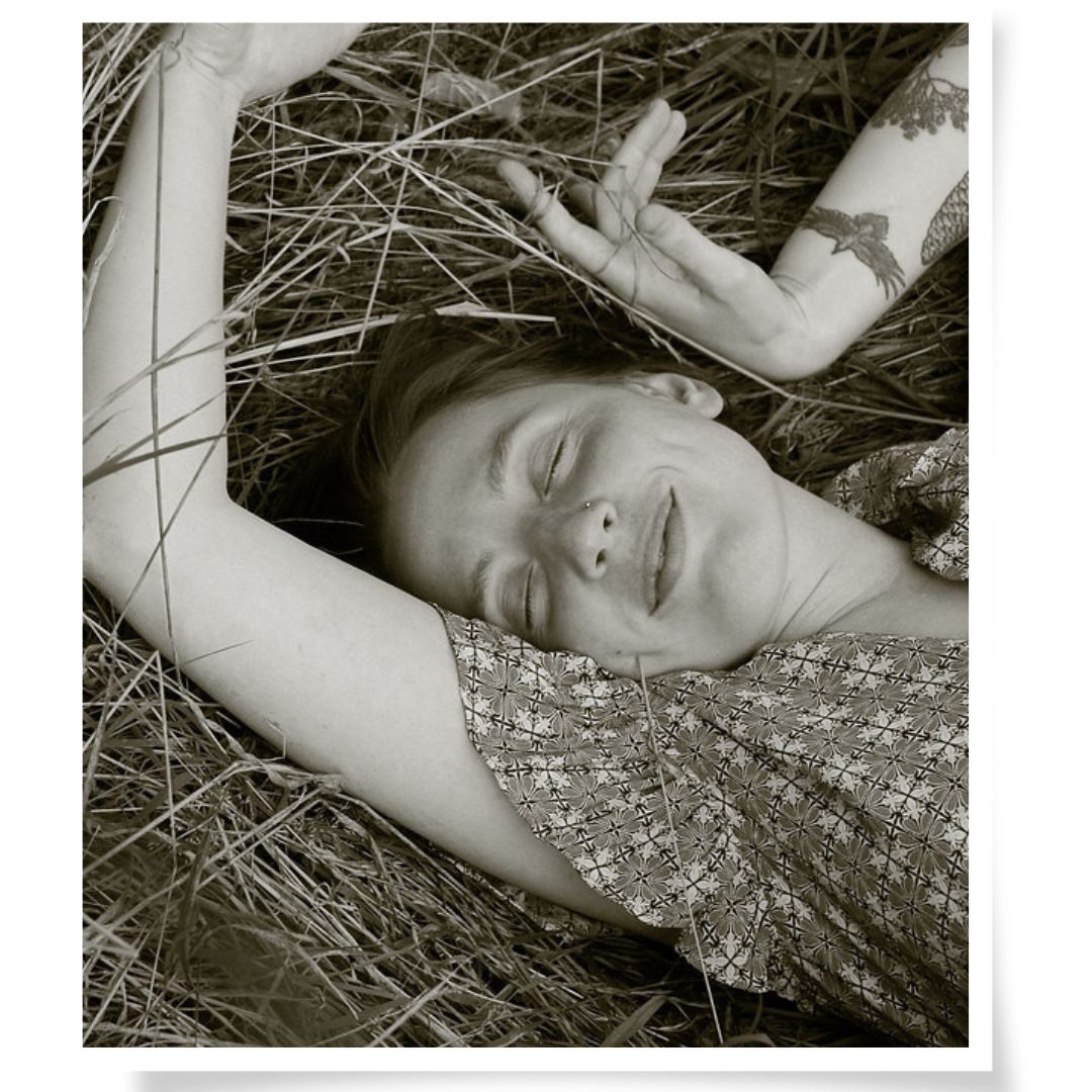 Natürliches Portrait Frau im Gras, Natur-Shooting Sommerwiese, Na.M.photo Limbach-Oberfrohna Chemnitz