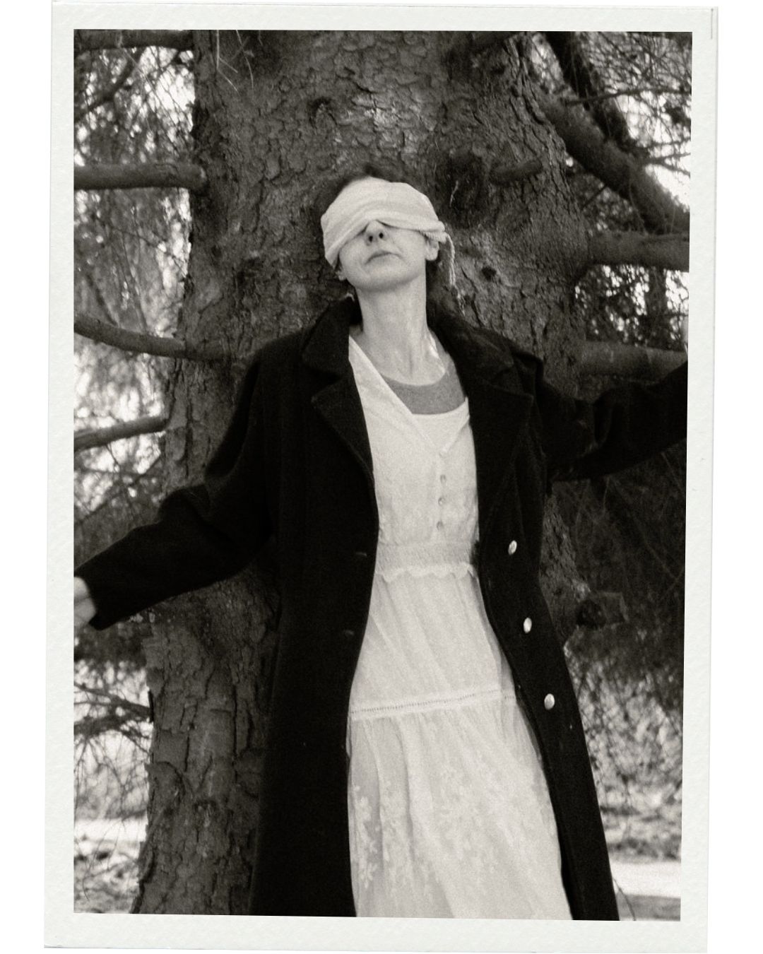 Outdoor Portrait im Wald, Frau im weißen Kleid zwischen Bäumen, Fine-Art Fotografie bei Chemnitz