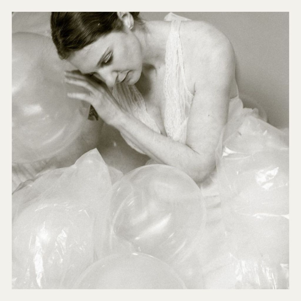 Experimentelles Portrait-Shooting im Atelier bei Chemnitz, Frau mit Luftballons, kreative und ungewöhnliche Bildidee.