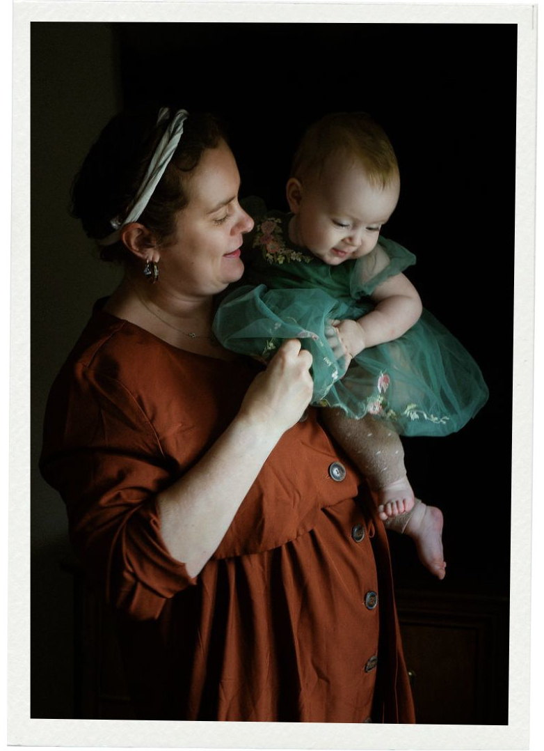 Familienfotografie Atelier Chemnitz, Mutter mit Baby im Arm, natürliche Fine-Art Portraits