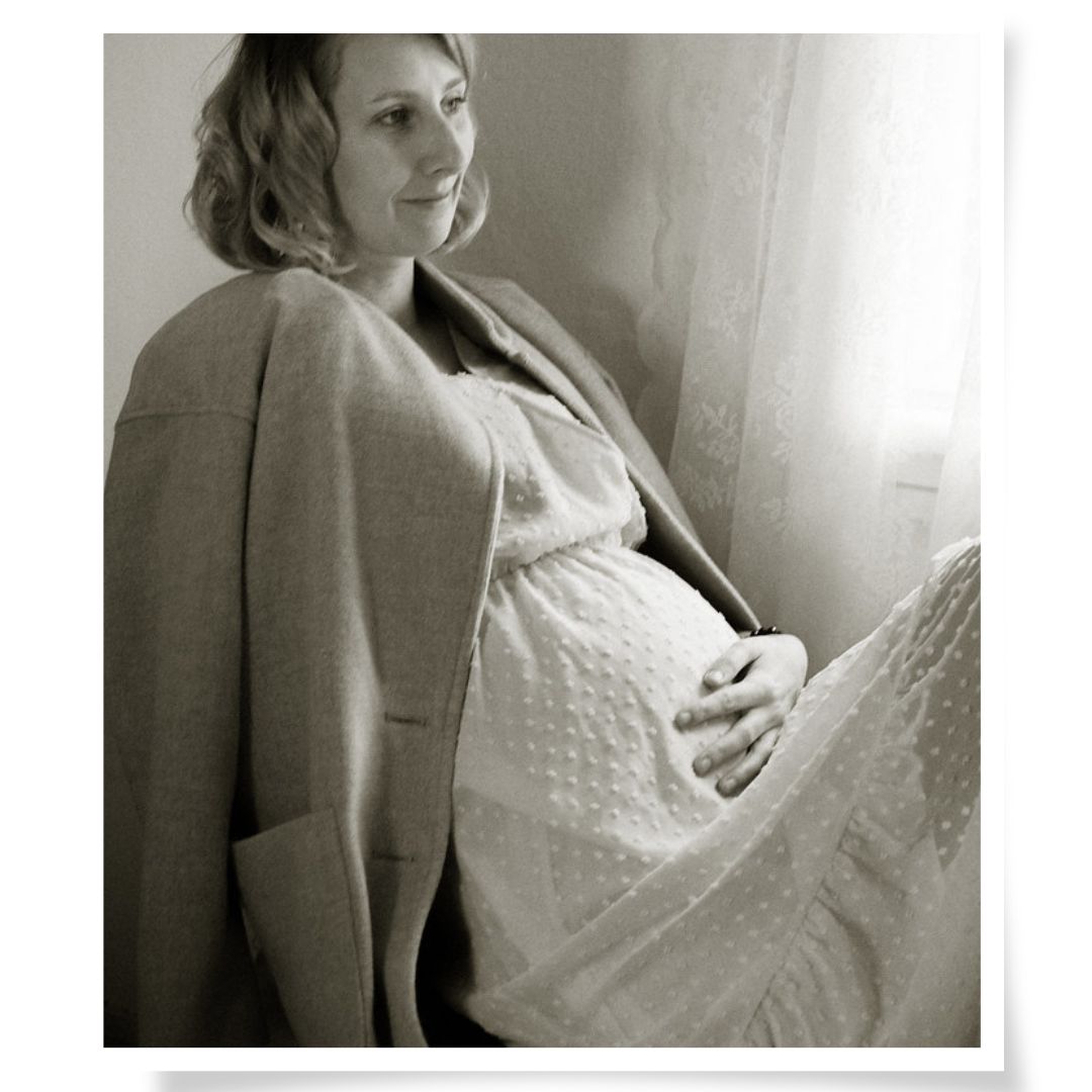 Babybauch-Shooting, Frau im hellen Kleid am Fenster, Vintage-Atelier bei Chemnitz