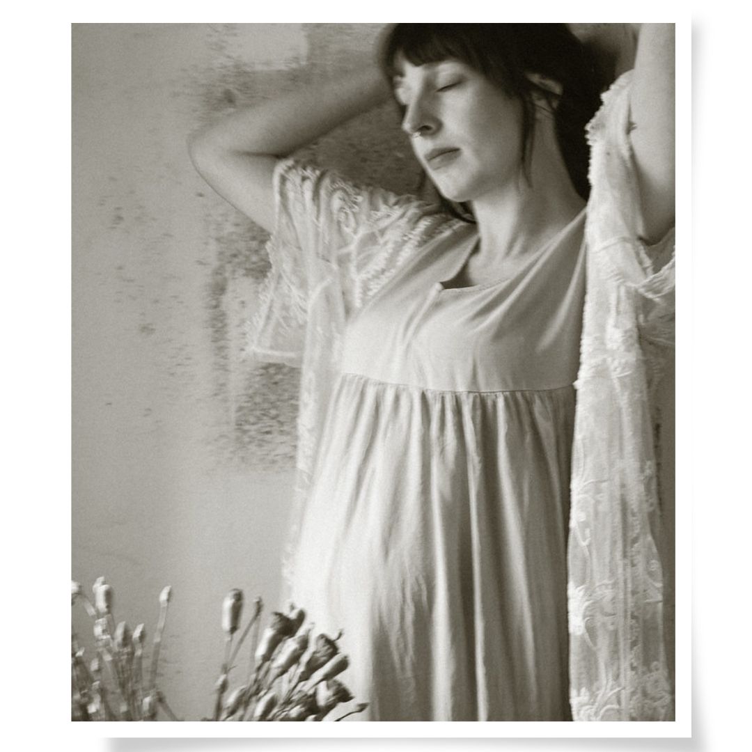 Babybauch-Shooting in Schwarzweiß, Frau im Kleid, kreative Fotografie in Sachsen