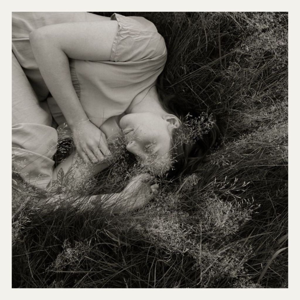 Natur-Shooting bei Chemnitz, Frau im langen Kleid im Gras liegend, melancholische Fine-Art-Fotografie