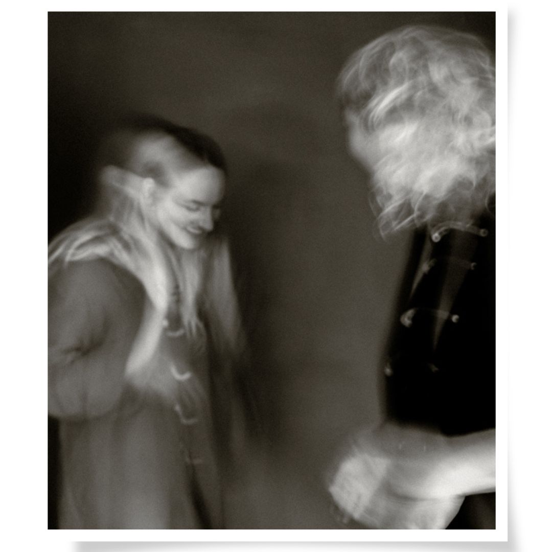 Experimentelles Paarshooting in Bewegung, Schwarzweiß Fotografie, Atelier bei Chemnitz.