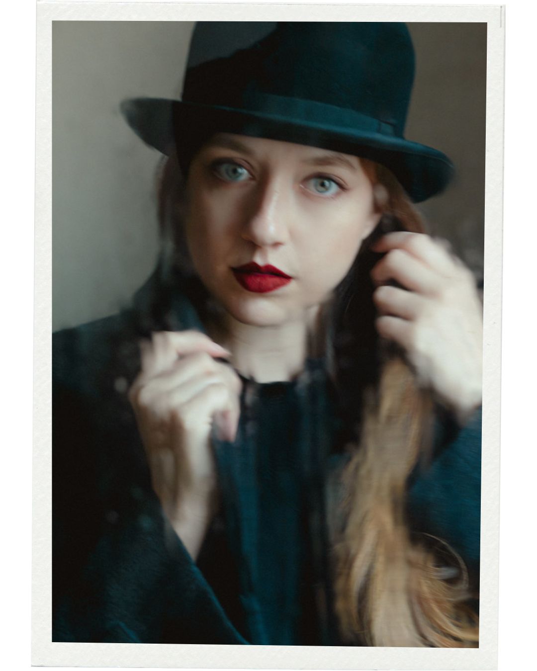 Portrait-Shooting im Atelier bei Chemnitz, junge Frau mit Hut, rote Lippen, künstlerisch, fineart