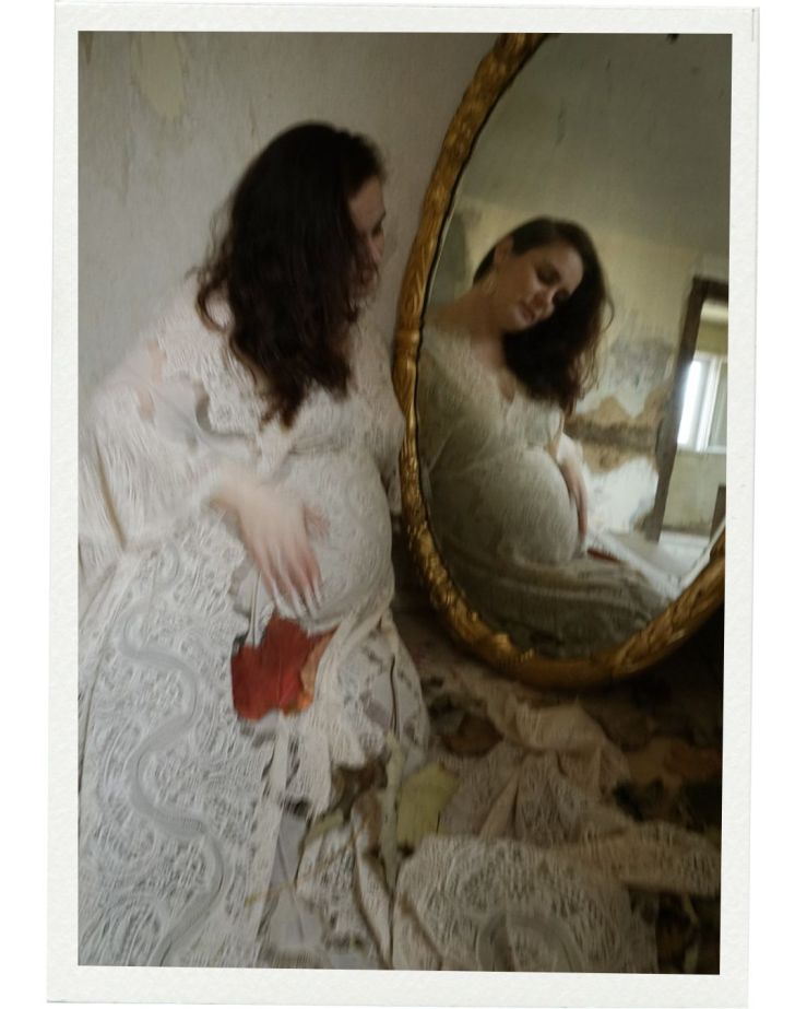 Babybauch-Shooting im Na.M.photo-Atelier bei Chemnitz, Sachsen - Frau im weißen Kleid vor Spiegel, Vintage-Stil