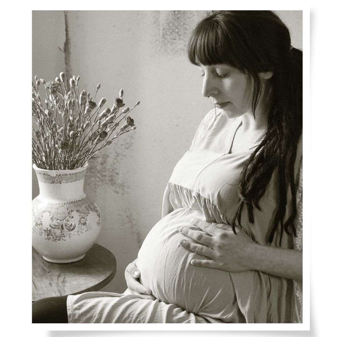 Babybauch-Fotografie, Frau mit Blumenstrauß, Schwarzweiß, ruhiges Portrait im Atelier bei Chemnitz
