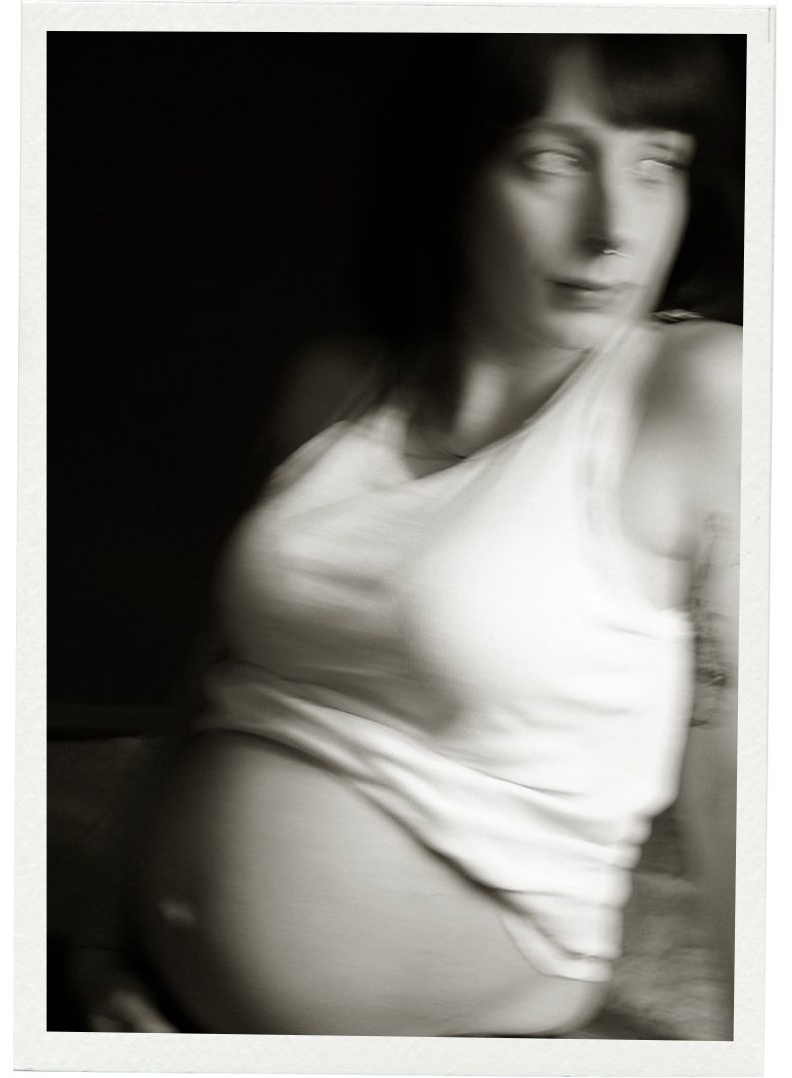 Experimentelles Babybauch-Portrait, Schwarzweiß, Frau in Bewegung, Atelier bei Chemnitz