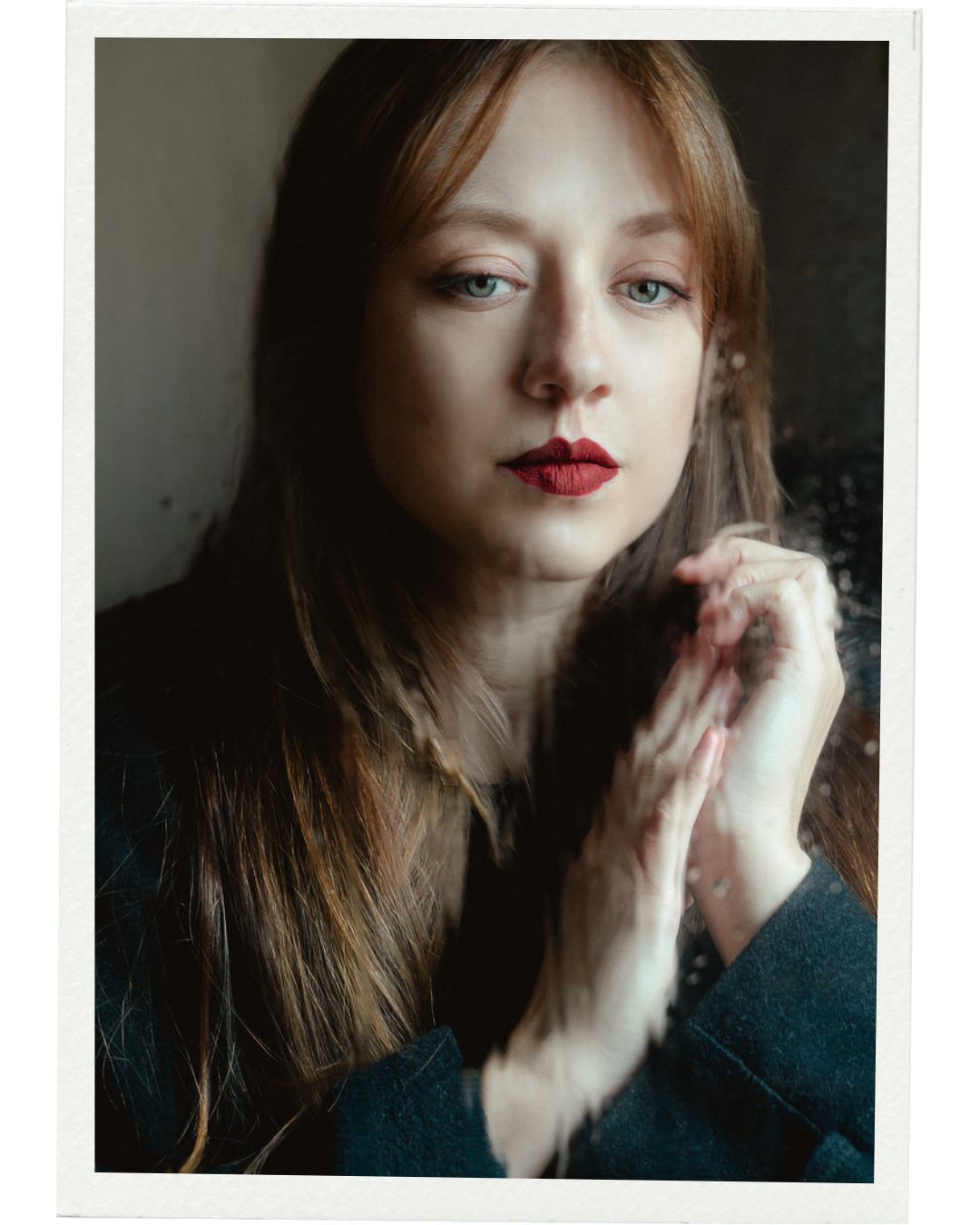 Portraitfotografie, junge Frau mit roten Lippen, Vintage-Atelier Limbach-Oberfrohna