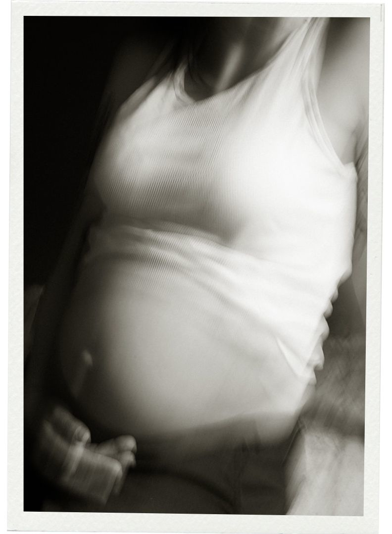 Babybauch-Shooting in Bewegung, Schwarzweiß, künstlerische Fotografie im Atelier Na.M.photo Chemnitz.