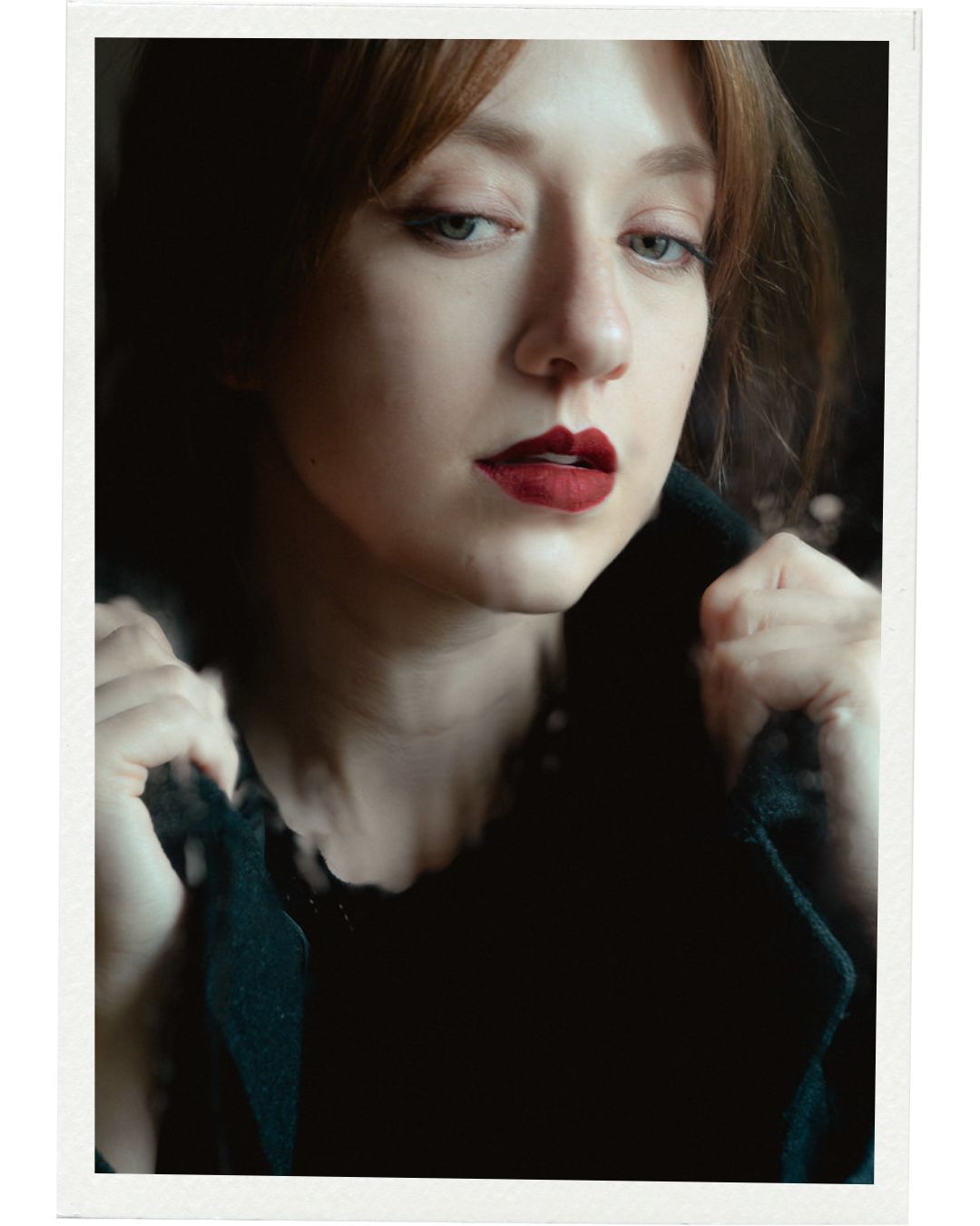 Portrait junge Frau, rote Lippen, Blick zur Kamera, Atelier bei Chemnitz