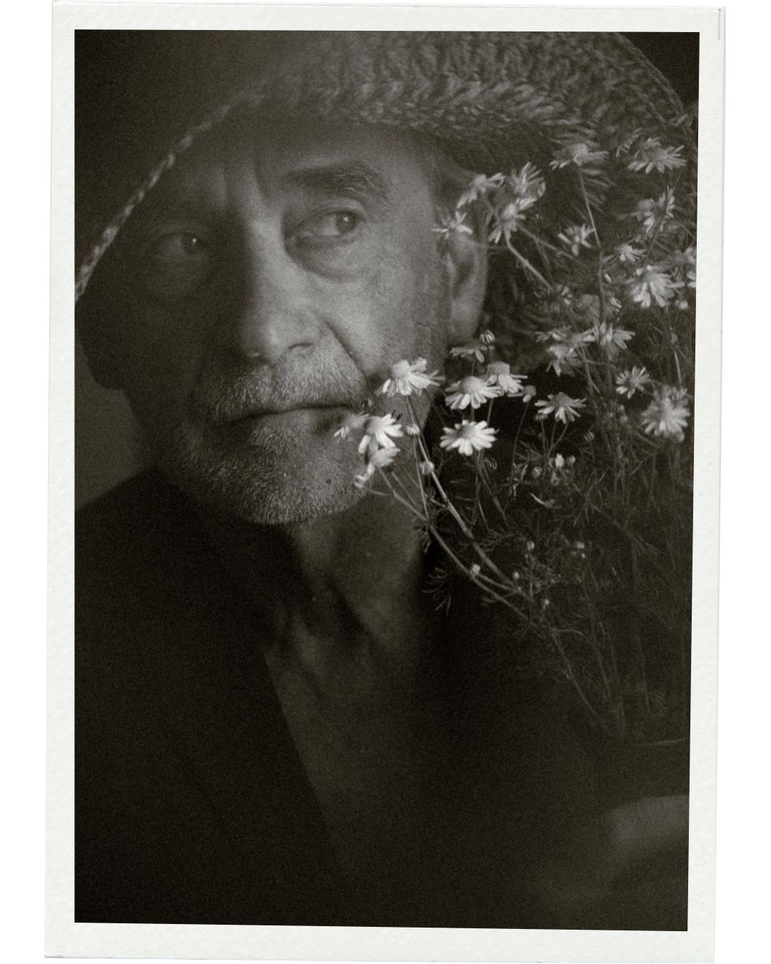 Portrait älterer Mann mit Hut und Blumen, Schwarzweiß, Na.M.photo-Atelier bei Chemnitz