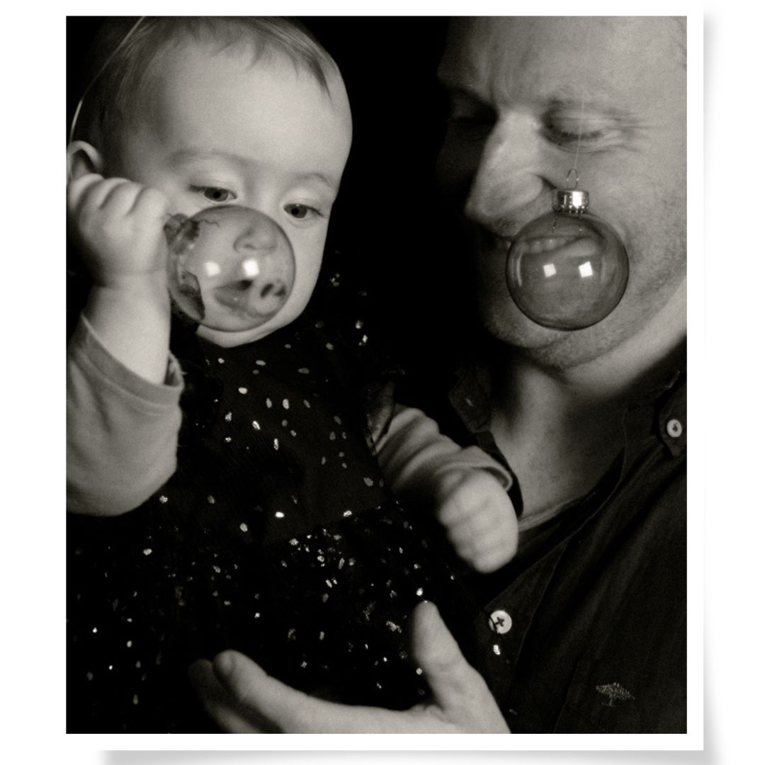 Familienfoto in Schwarzweiß, Vater spielt mit Kleinkind, ungestellt, Atelier bei Chemnitz