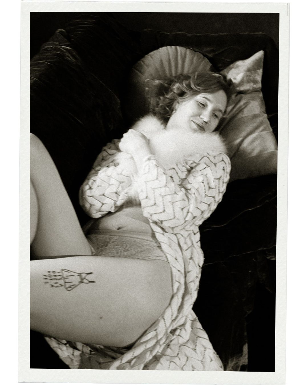 Boudoir-inspiriertes Fine-Art Portrait, Frau im Fellmantel, künstlerische Fotografie Sachsen