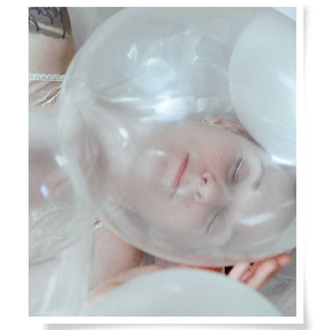 Experimentelles Portrait mit transparenter Folie und Luftballons, Fine-Art Fotografie, Na.M.photo Chemnitz