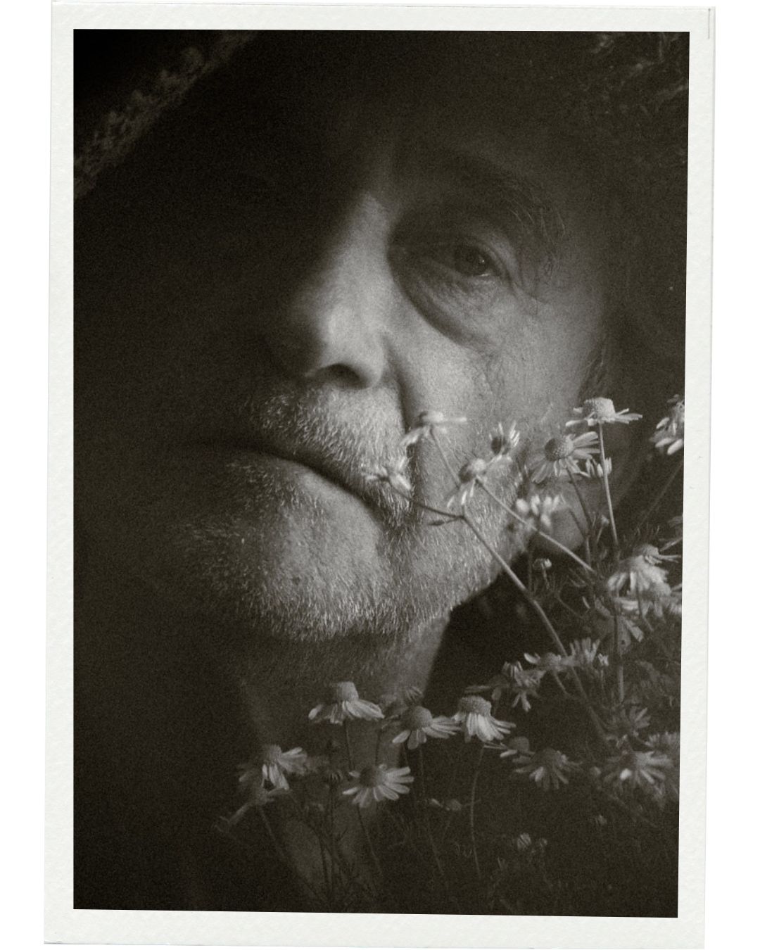 Künstlerisches Schwarzweiß-Portrait eines Mannes mit Blumen, Atelier Limbach-Oberfrohna bei Chemnitz